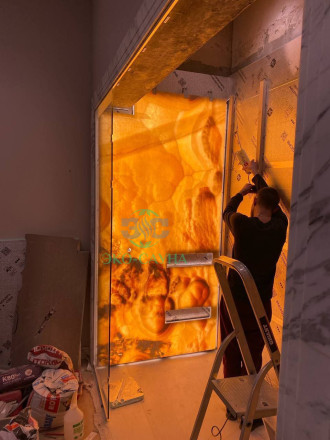 Облицовка Рейнбоу оникс в слэбах толщиной 20 мм